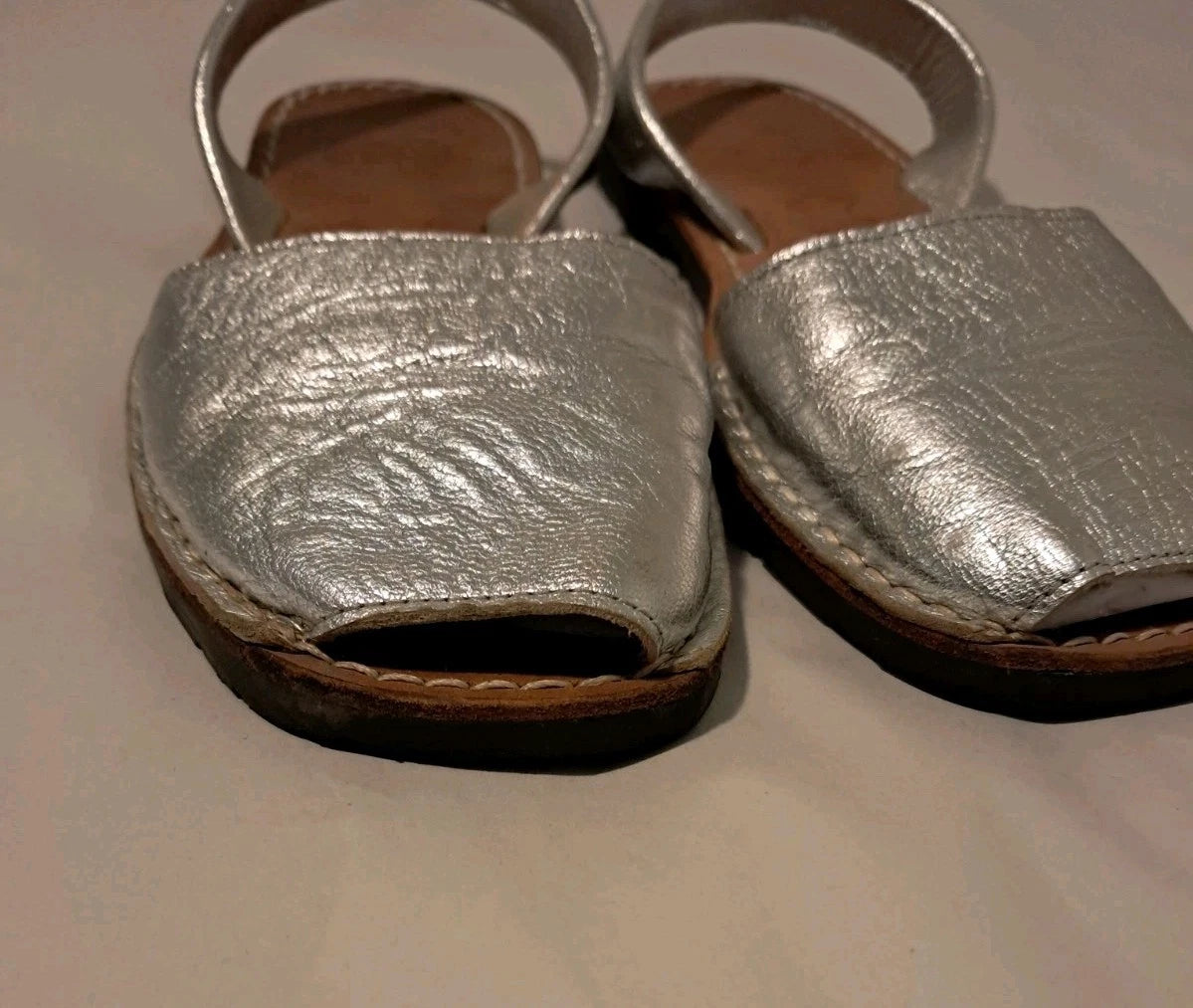 PONS Classic Style Metallic Leather Avarca Sandal In Silver Size 6.