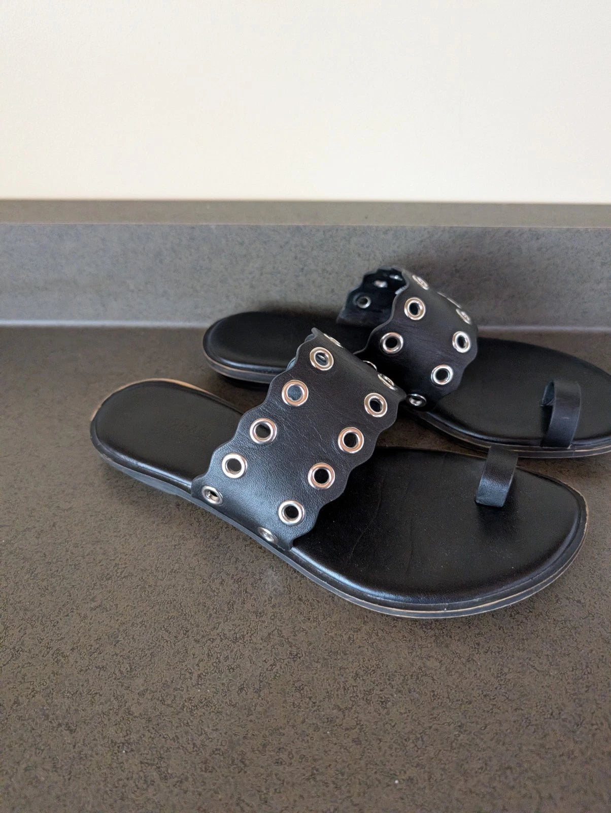 Michael Kors Patty Flat Leather Sandal Black Womens 8 Grommets Toe Ring Slides