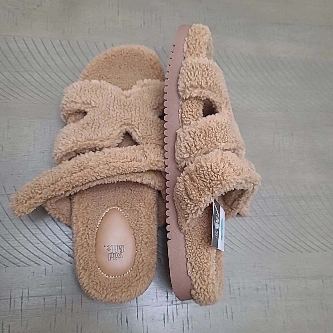 Wild Fable Fuzzy Tan Hayley Birk Style Adjustable Strap Sandal Size 9.5 NWT
