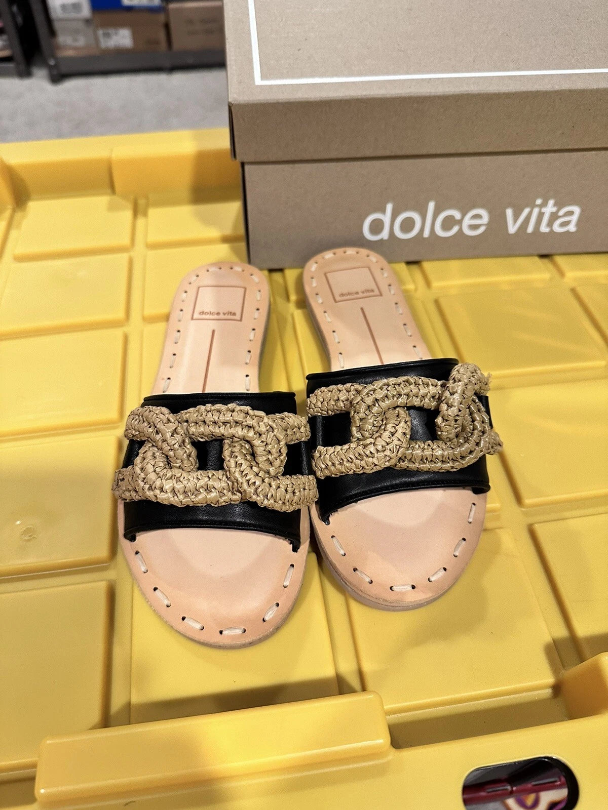 Dolce Vita Desa Slide Trendy Sandals in Black Leather - Size 6