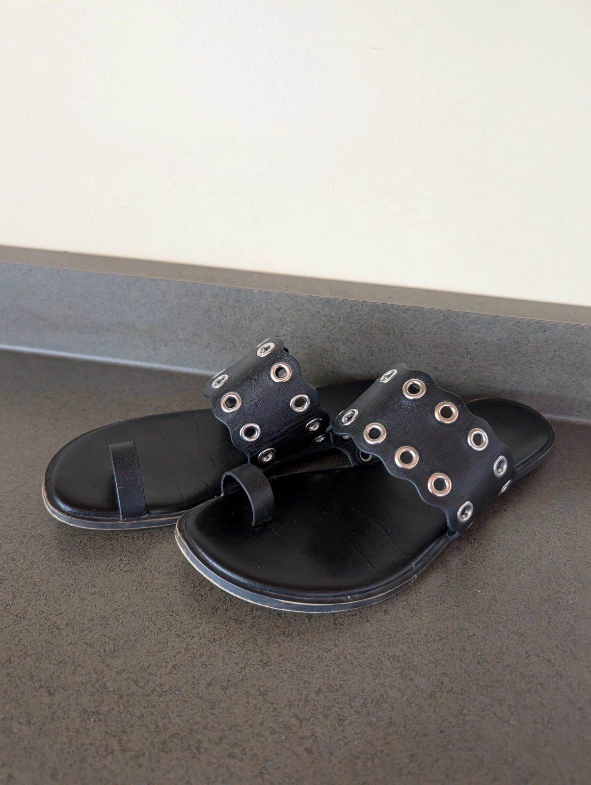Michael Kors Patty Flat Leather Sandal Black Womens 8 Grommets Toe Ring Slides