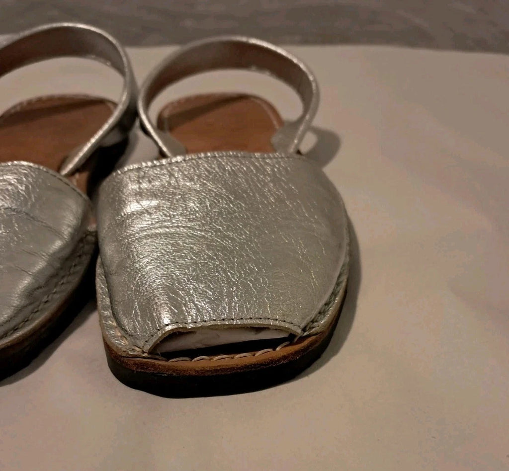 PONS Classic Style Metallic Leather Avarca Sandal In Silver Size 6.