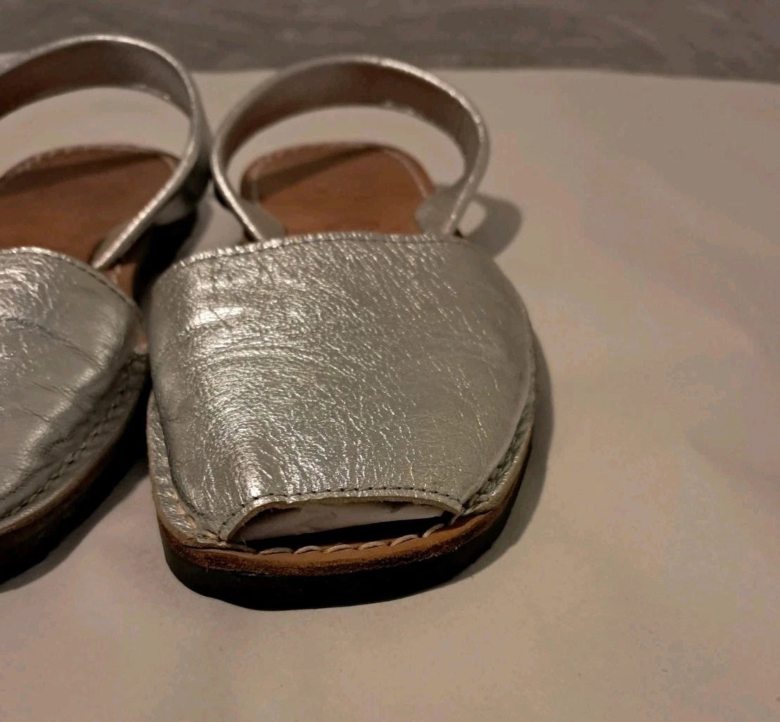 PONS Classic Style Metallic Leather Avarca Sandal In Silver Size 6.