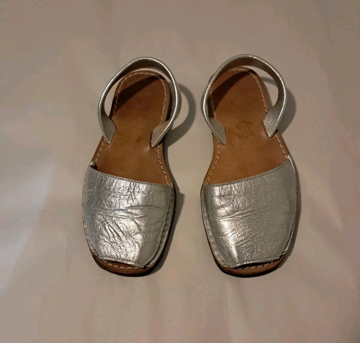 PONS Classic Style Metallic Leather Avarca Sandal In Silver Size 6.
