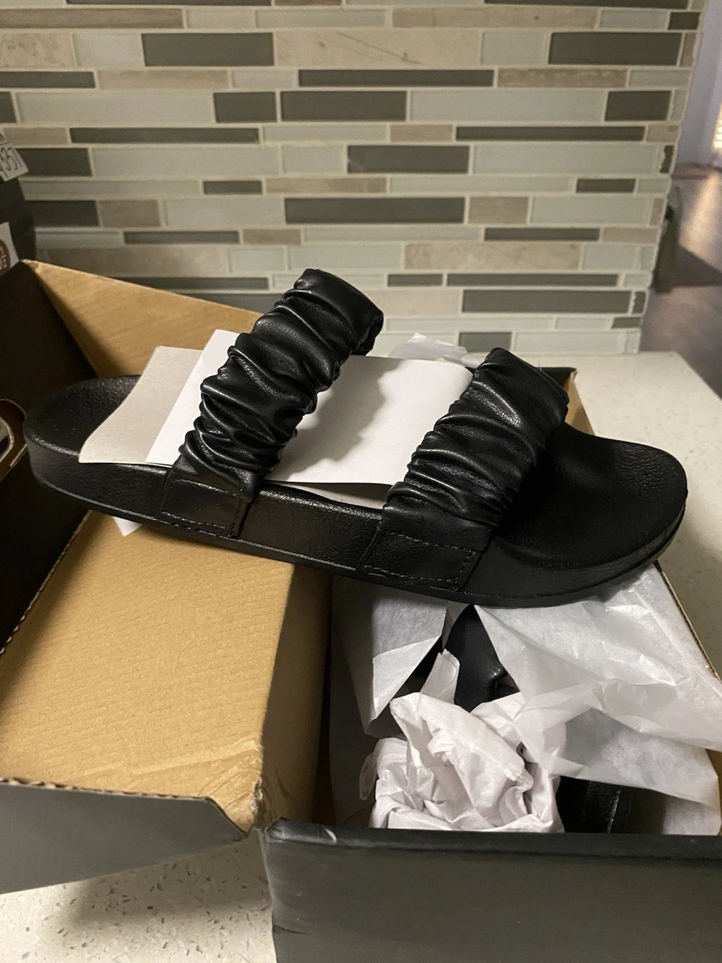 Fashion Nova ‘She’s Unforgettable’ Slides Women’s size 9