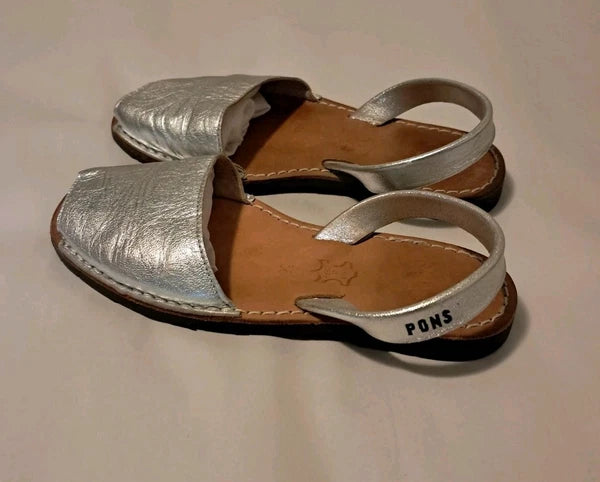 PONS Classic Style Metallic Leather Avarca Sandal In Silver Size 6.