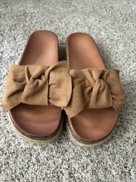 Chic-Casual: Tan Bow-Knot Slide Sandals for Effortless Style Size 9US/ 40EU