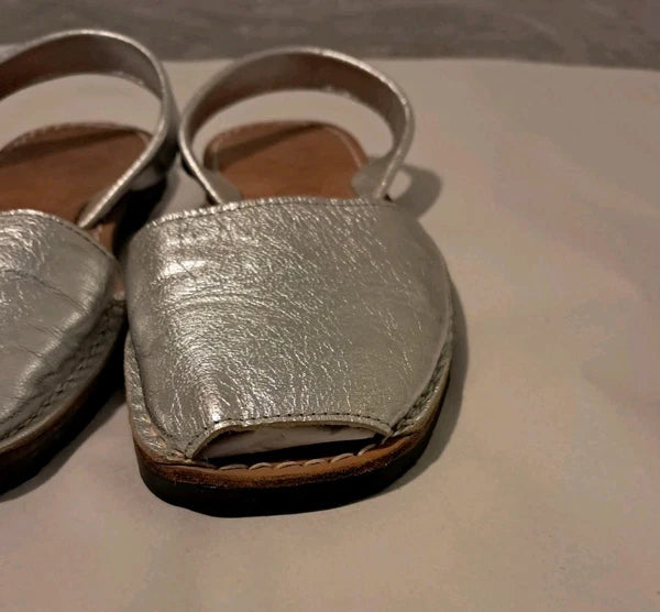 PONS Classic Style Metallic Leather Avarca Sandal In Silver Size 6.