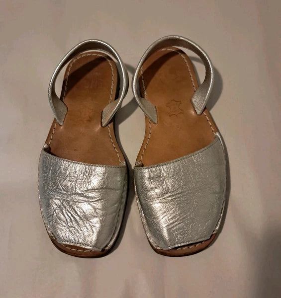 PONS Classic Style Metallic Leather Avarca Sandal In Silver Size 6.