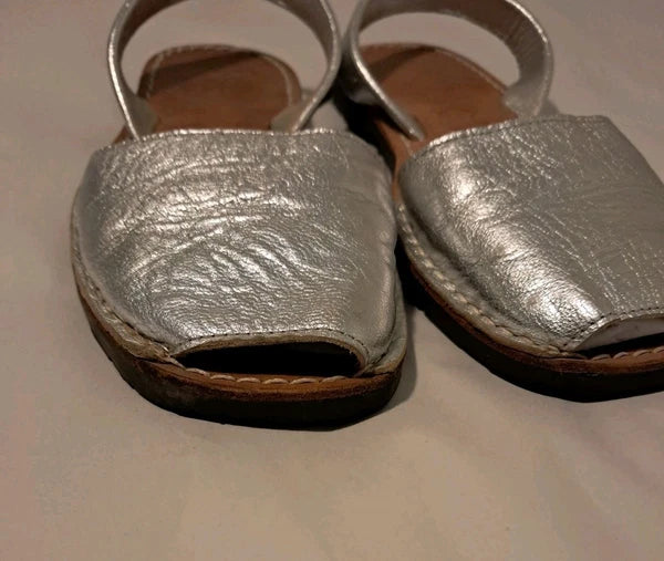 PONS Classic Style Metallic Leather Avarca Sandal In Silver Size 6.